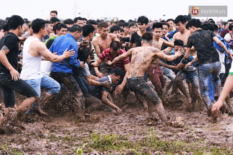 Hàng trăm thanh niên trai tráng lao vào giằng xé, giẫm đạp lên nhau để Cướp phết Hiền Quan lấy may Hàng trăm thanh niên trai tráng lao vào giằng xé, giẫm đạp lên nhau để Cướp phết Hiền Quan lấy may